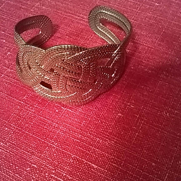 Gold tone cuff bracelet - Picture 3 of 3